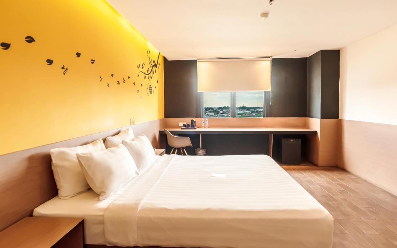 Yellow Bee Tangerang Extérieur photo