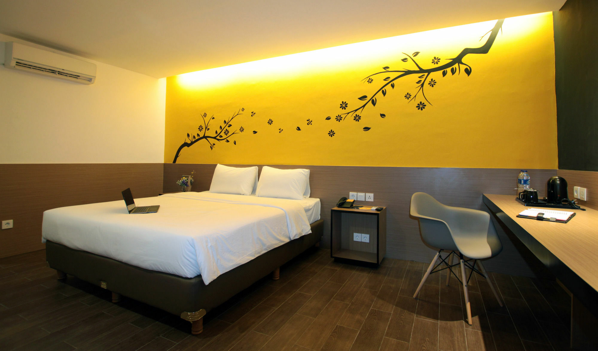 Yellow Bee Tangerang Extérieur photo